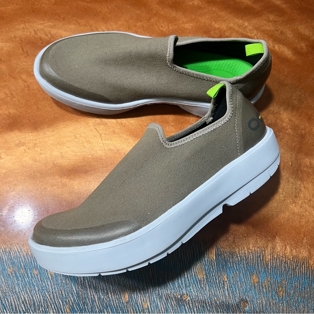 Oofos oomg eezee low shoe slip on sneaker recovery shoe  foot wear 8.5 tan white